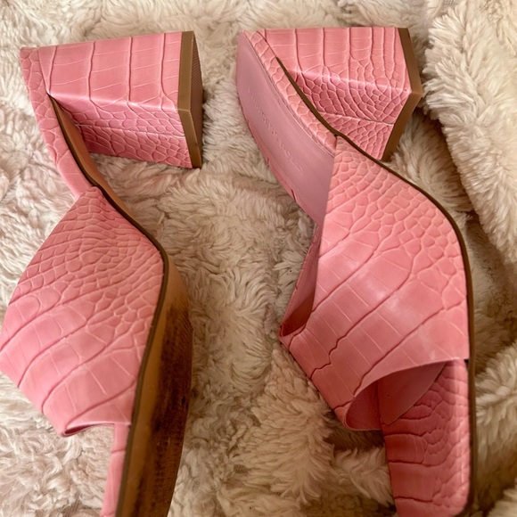 Pink Princess Polly Faux Croc Embossed Pumps 💋 - Picture 2 of 6